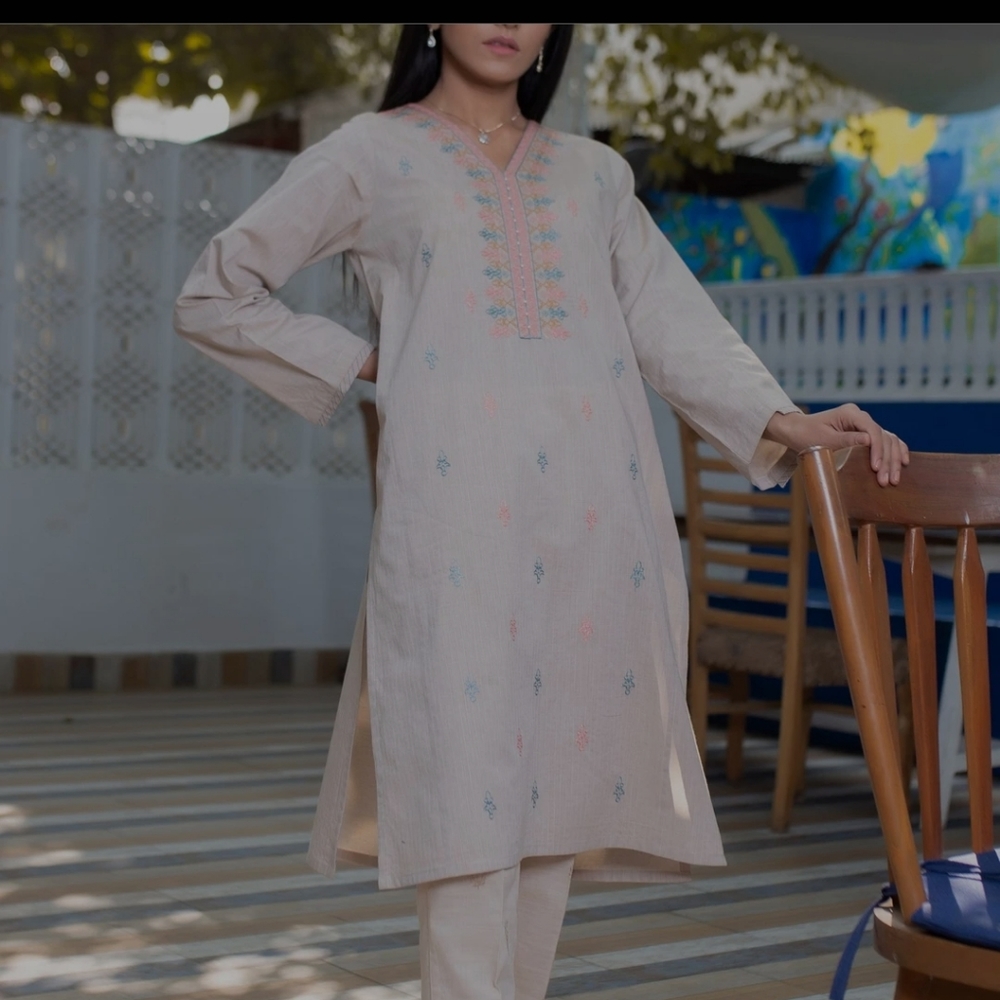 Pakistani Kurta - Picture 2 of 3